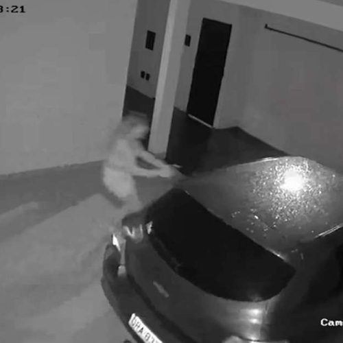 Carro ganha vida e derruba portão de garagem