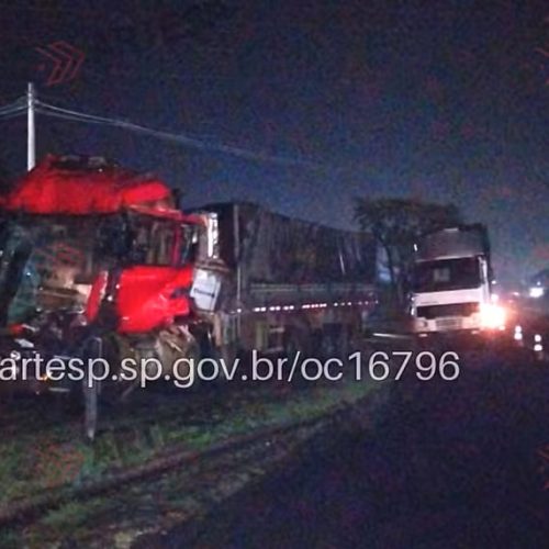 Motorista morre em grave acidente entre carretas na SP-330