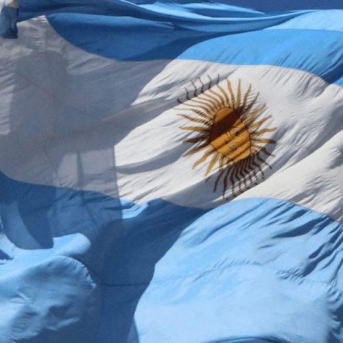 Adolescente abre fogo em escola na Argentina e deixa um morto