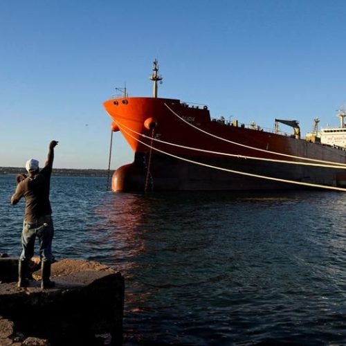 Petróleo russo chega a Cuba após recuo de Trump e alivia crise