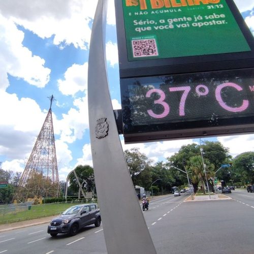 SP - CLIMA/SP/CALOR/NATAL - GERAL - Termômetro de rua marca 37ºC no entorno do Parque do Ibirapuera, na zona sul de São Paulo, na tarde desta quinta-  feira de Natal, 25 de dezembro de 2025.    25/12/2025 - Foto: LEANDRO CHEMALLE/THENEWS2/ESTADÃO CONTEÚDO
