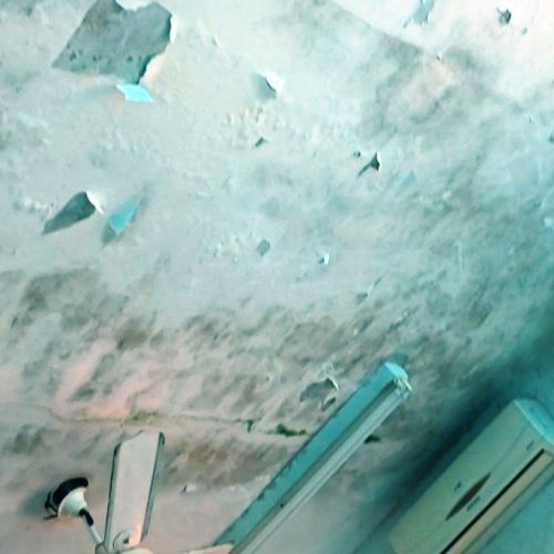 Teto com rachaduras e goteiras preocupa pacientes em centro médico de Pirassununga