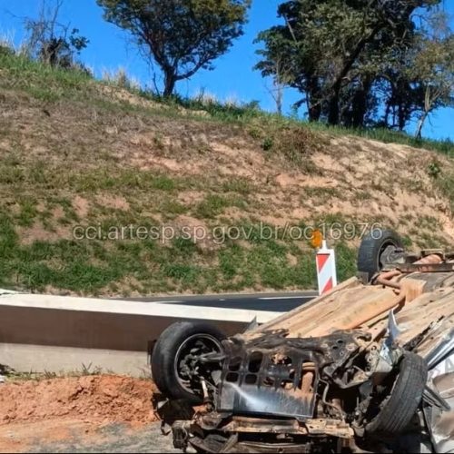 Carro capota e deixa uma pessoa morta na SP-310