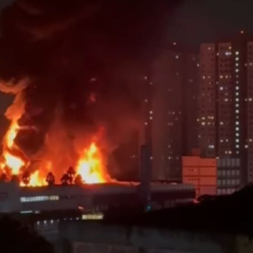 Chamas de grande intensidade atingem distribuidora de tintas em Diadema