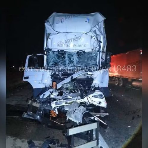 Motorista morre após colisão entre caminhão e carreta no km 121 da SP-280; nesta madrugada