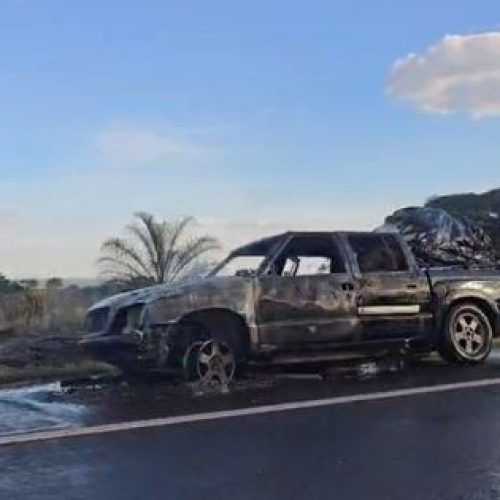 Carga suspeita e fuga marcam incêndio de caminhonete em Casa Branca