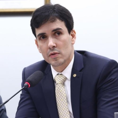 PF bloqueia aeronave de deputado alvo de investigação sobre descontos ilegais no INSS