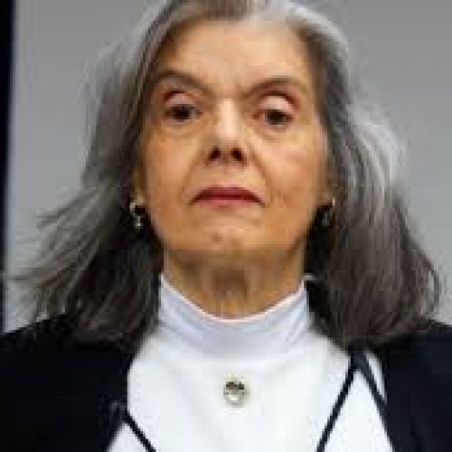 Cármen Lúcia relata pressão da família para deixar o STF após ataques nas redes