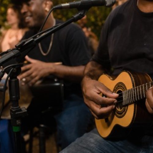Samba e pagode solidário movimenta Casa Branca em apoio a crianças neurodivergentes