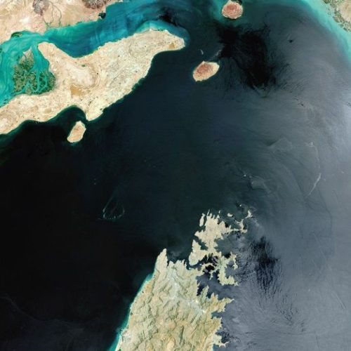 Irã bloqueia Estreito de Ormuz e ameaça incendiar navios em escalada histórica