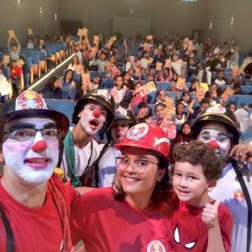 Espetáculo “A guarnição maluca dos bombeiros” encerra temporada com sucesso em Porto Ferreira neste dia das crianças