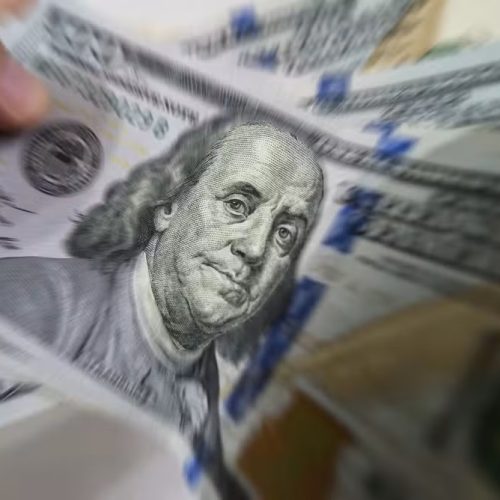 Dólar despenca e fica abaixo de 5 reais após dois anos