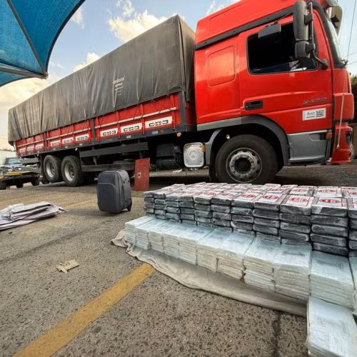 Motorista é preso com 400 kg de cocaína escondidos em caminhão na SP-310