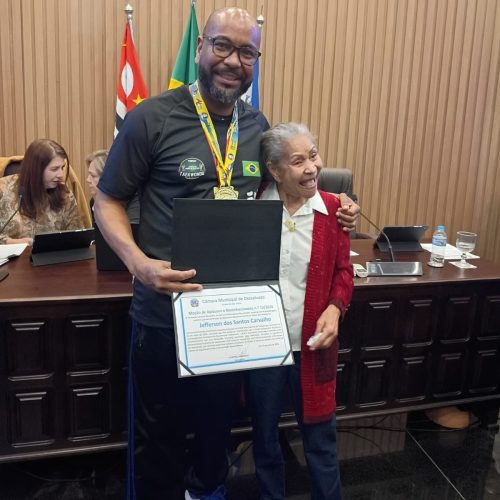 Atleta de Descalvado recebe homenagem por destaque no Taekwondo