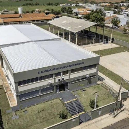 Estudantes da rede estadual de SP retomam aulas nesta segunda-feira