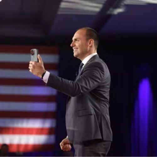 Vídeo de Eduardo coloca Bolsonaro sob suspeita e leva Moraes a cobrar explicações