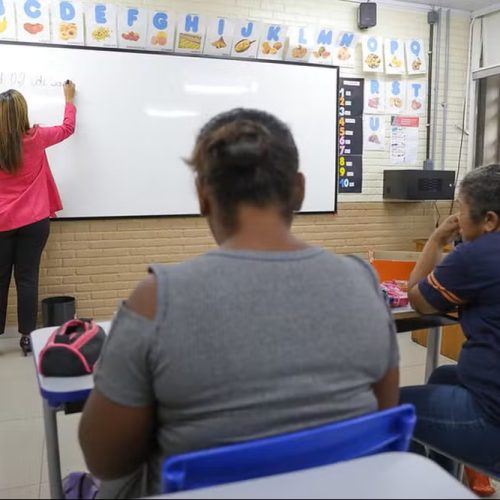 Brasil bate recorde histórico e reduz analfabetismo para menos de 5%