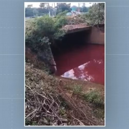 Água de córrego fica vermelha em Americana (SP) e Cetesb apura causa do problema