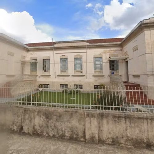 Aluno entra com machado e faca em escola e tenta atacar colega