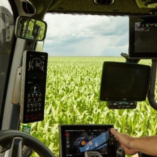 Alunos de escolas técnicas (ETECs) participam de aulas práticas com máquinas agrícolas com alta tecnologia da AGCO