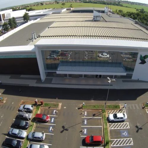 Jovem tem parada cardíaca após reação alérgica ao comer doce em Shopping