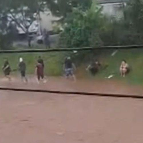 Moradores salvam motorista ilhada durante fortes chuvas em SP
