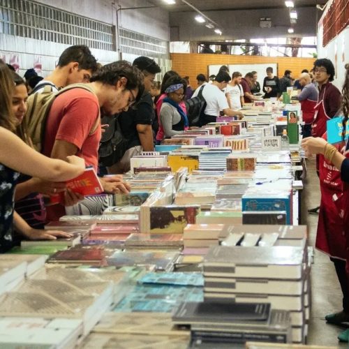 Feira do Livro da UFSCar começa com mais de 2 mil títulos e descontos de até 70% em São Carlos