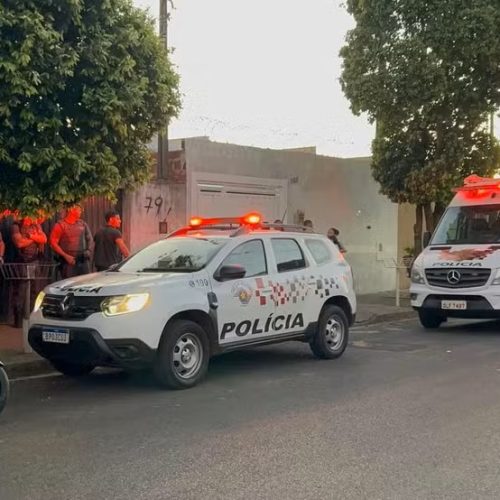 Mulher é assassinada a facadas na frente dos filhos