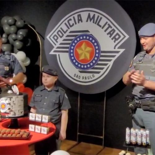 Menino de 9 anos realiza sonho ao receber homenagem da Polícia Militar em aniversário