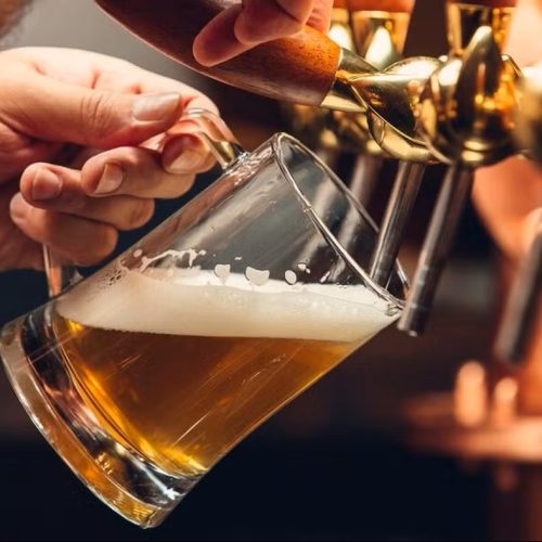 Cerveja que provoca sensação de embriaguez sem álcool nem ressaca