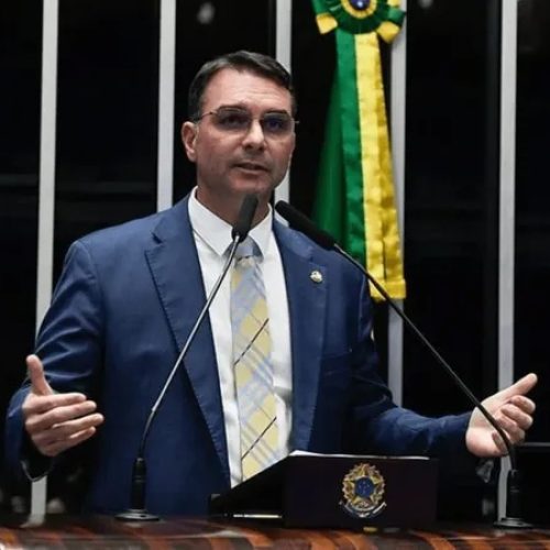 Flávio Bolsonaro afirma que STF “entregará cabeça de Moraes na bandeja” em discurso no 7 de Setembro