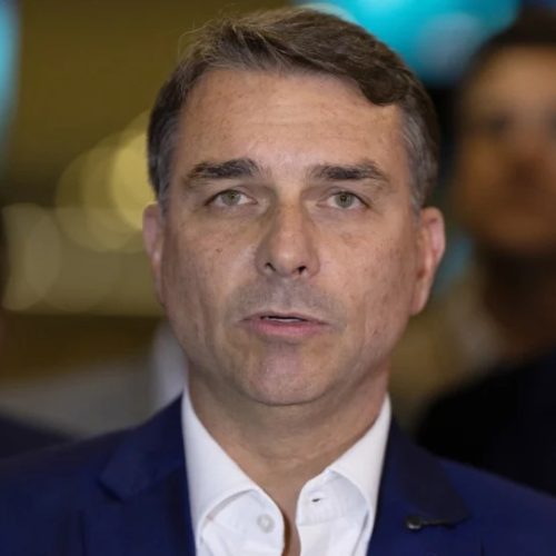 Flávio Bolsonaro é alvo de investigação da PF sobre financiamento de filme