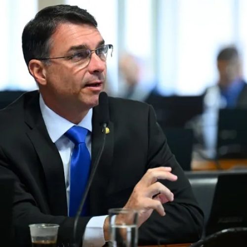 Flávio pede pressão internacional por eleições no Brasil durante evento nos EUA