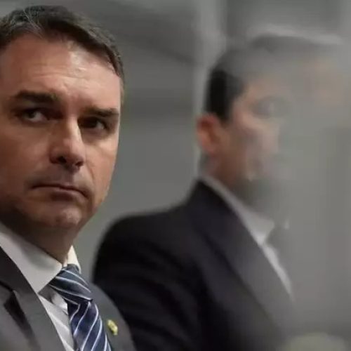 Flávio Bolsonaro vota a favor de projeto que equipara misoginia ao racismo e contraria aliados