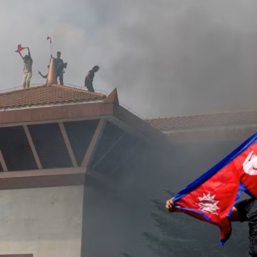 Casa de ex-primeiro-ministro do Nepal é incendiada por manifestantes; esposa sofre queimaduras graves