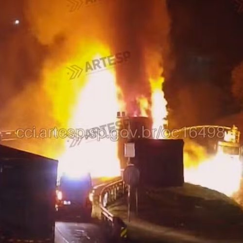 Carreta com quase 40 toneladas de madeira pega fogo e interdita Rodovia Washington Luís
