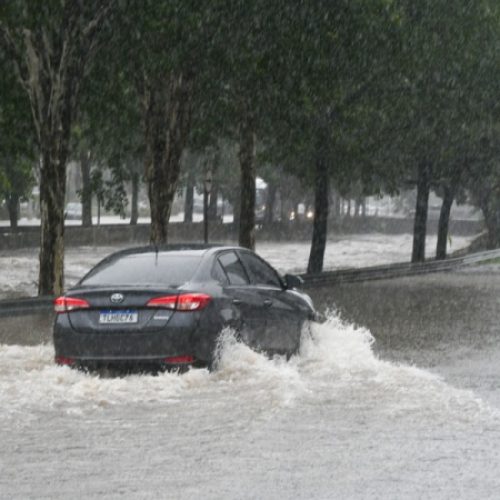 Defesa Civil alerta para chuvas fortes em São Paulo até quarta-feira