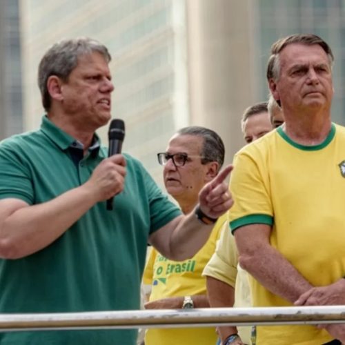 Ex-presidente Jair Bolsonaro fecha apoio a Tarcísio para disputar a Presidência em 2026