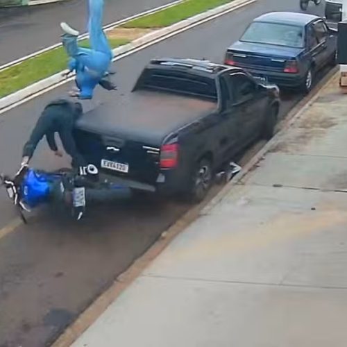 Moto bate em carro estacionado e garupa é arremessada