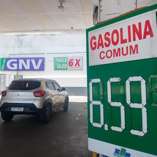 O imposto estadual ICMS  sobe e eleva preço da gasolina nos postos
