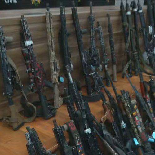Apreensão recorde de fuzis no Rio revela avanço do Comando Vermelho pelo país