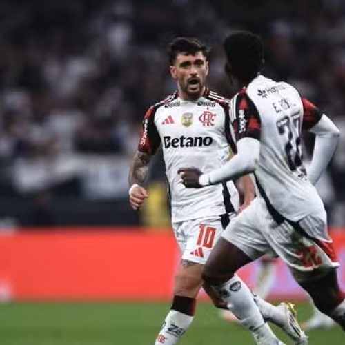 SP - SAO PAULO - 28/09/2025 - BRASILEIRO A 2025, CORINTHIANS X FLAMENGO - De Arrascaeta jogador do Flamengo comemora seu gol durante partida contra o Corinthians no estadio Arena Corinthians pelo campeonato Brasileiro A 2025. Foto: Ettore Chiereguini/AGIF