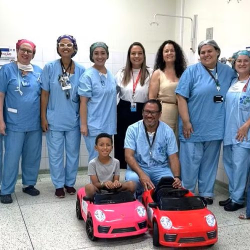 Hospital da Unicamp usa carrinhos elétricos para reduzir medo de crianças antes de cirurgias