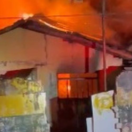 Incêndio na noite de sábado (12/07) consome residência na Vila Daniel em Porto Ferreira