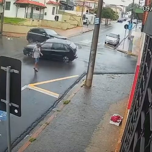 Idoso continua internado em estado grave após ser atropelado durante um acidente envolvendo dois carros