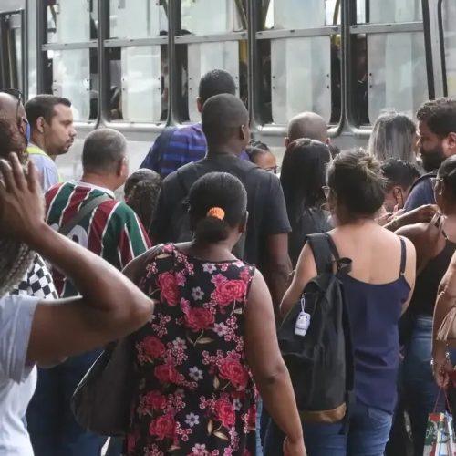 Taxa de ocupação entre idosos alcança recorde no Brasil em 2024, aponta IBGE