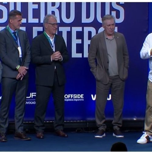 Federação de Treinadores repudia postura de Oswaldo de Oliveira e pede desculpas a Ancelotti