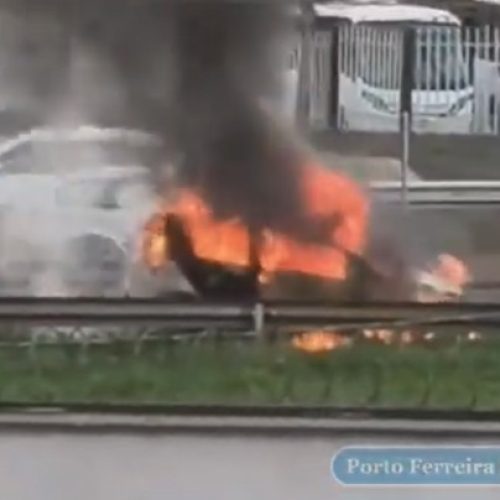 Carro pega fogo e fica destruído na rodovia Anhanguera