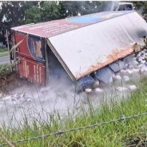 Caminhão carregado tomba na Anhanguera em Porto Ferreira SP