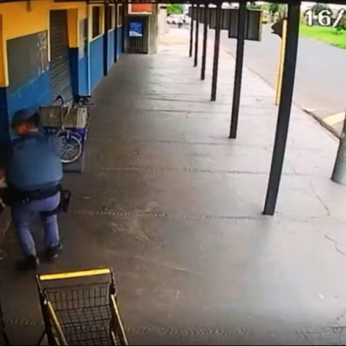 Homem é preso após roubar funcionários de supermercado